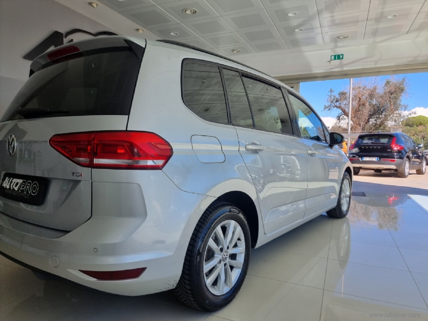 VOLKSWAGEN Touran