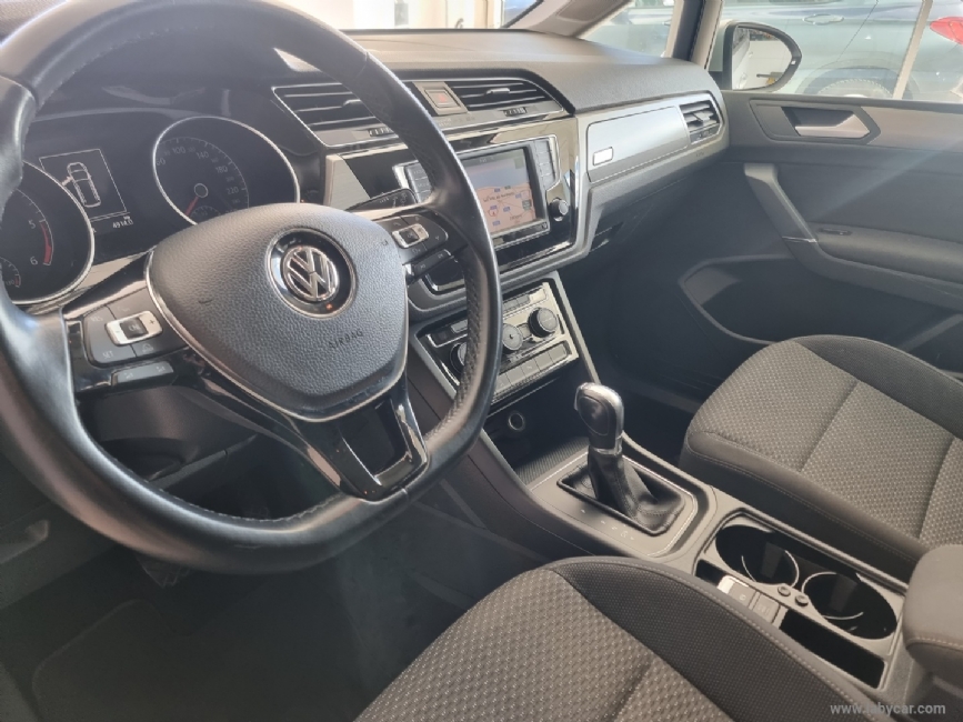 VOLKSWAGEN Touran