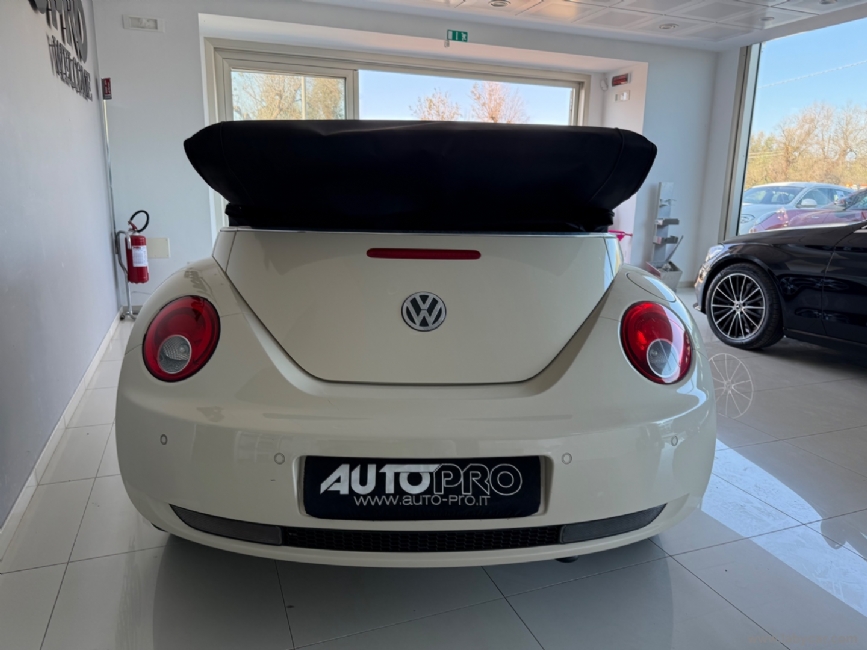 VOLKSWAGEN New Beetle