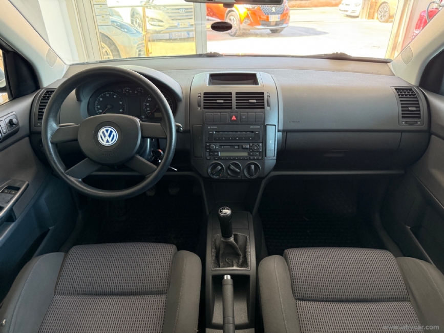 VOLKSWAGEN Polo