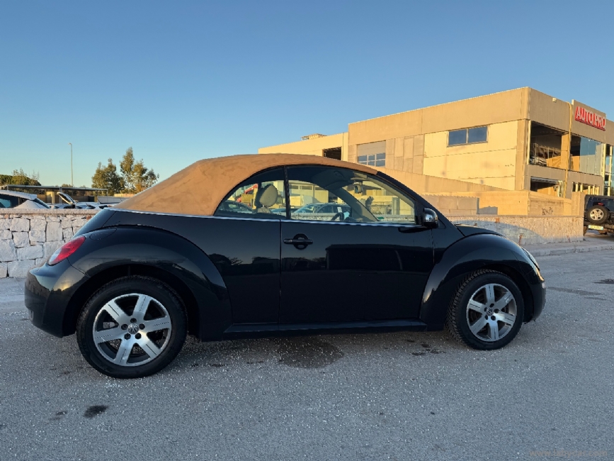 VOLKSWAGEN New Beetle