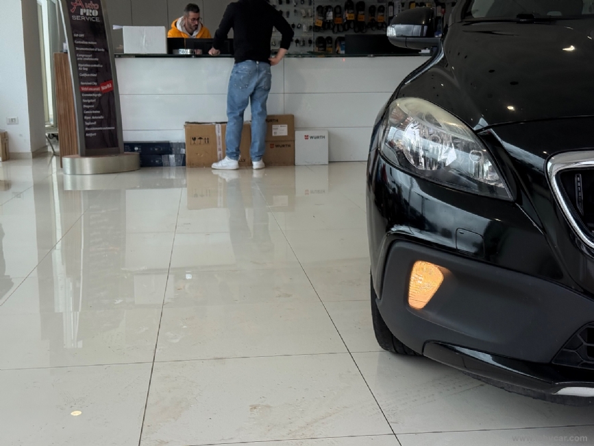 VOLVO V40 Cross Country